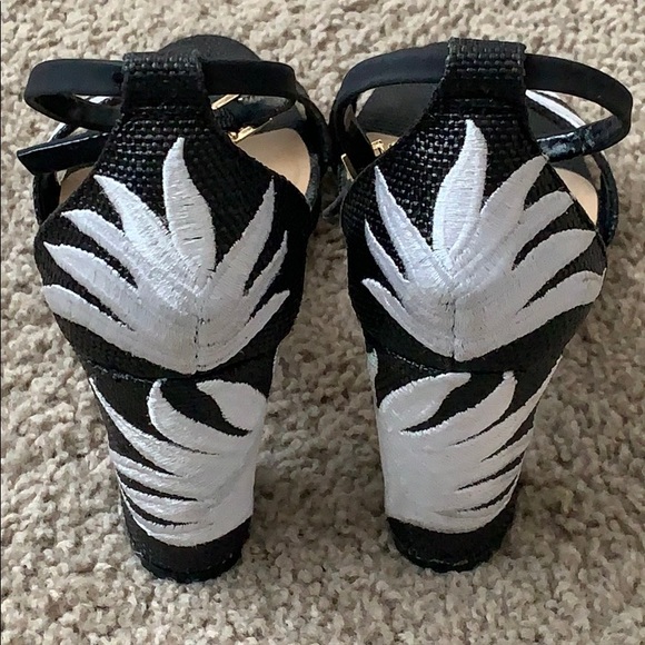 Expression Sandals - Picture 5 of 5